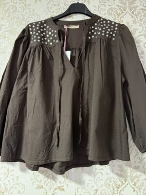 CAMISA MARRON TACHUELAS Camisa marrón tachuelas